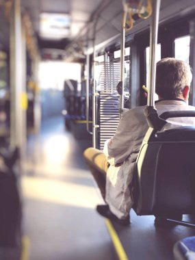 Boş bir otobüste oturan bir adamın geçmişi bulanık.