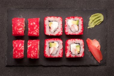  suşi barut wasabi ve zencefil ile üzerinde