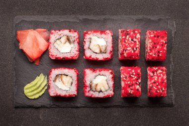  suşi barut wasabi ve zencefil ile üzerinde