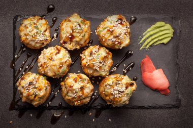  suşi barut wasabi ve zencefil ile üzerinde