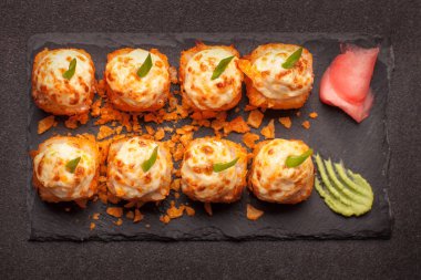  suşi barut wasabi ve zencefil ile üzerinde