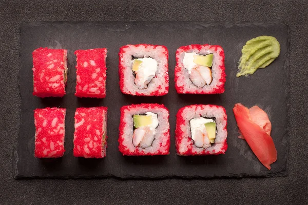  suşi barut wasabi ve zencefil ile üzerinde