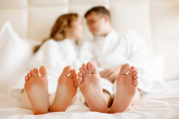 Vier Füße Auf Dem Bett — Stockfoto