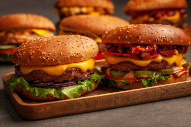 Ev yapımı hamburgerlere yakın çekim