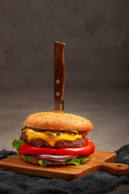 Bıçaklı taze hamburger.