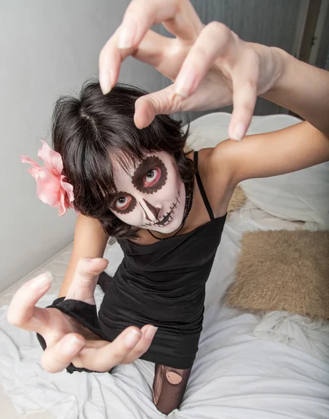 Женщина с макияжем на Хэллоуин — стоковое фото