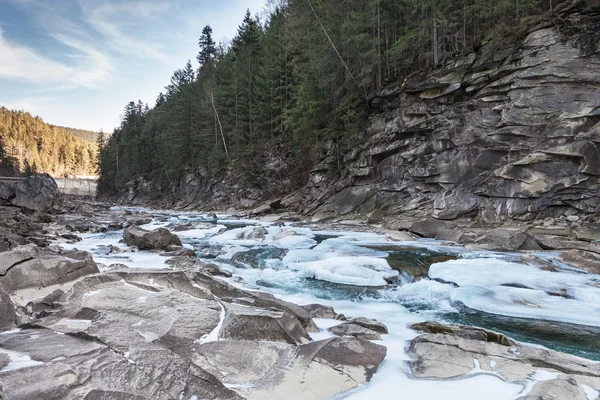 Winter berg rivier — Stockfoto