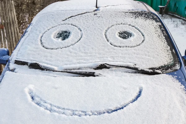 Snötäckt bil med smiley — Stockfoto