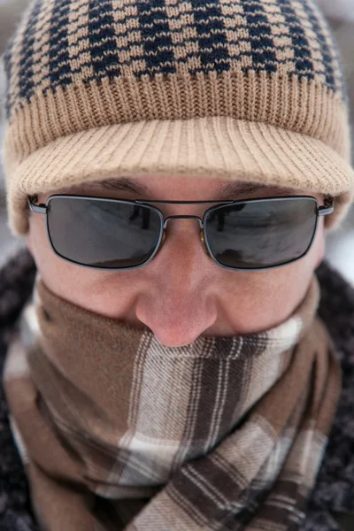Man buiten in de winterdag — Stockfoto