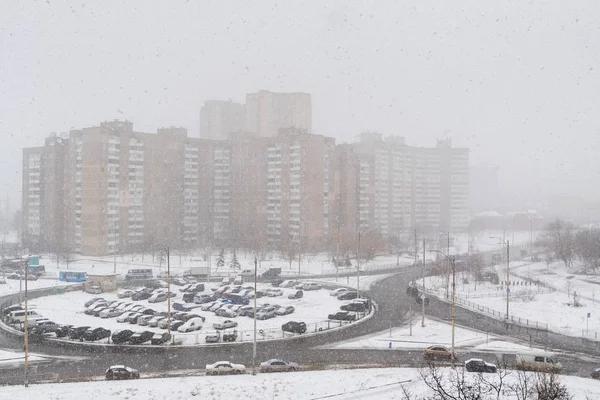 Снегопад в городе зимой — стоковое фото