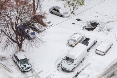Kar fırtınası sonra park etmiş arabalar