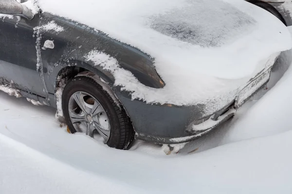 Bil fastnade i snön — Stockfoto