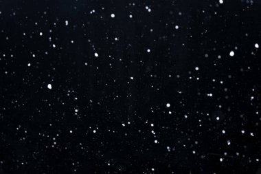 karanlık gökyüzü üzerinde kar taneleri