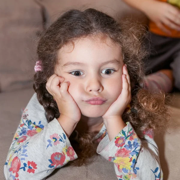 Niño apuntalado las manos cabeza — Foto de Stock