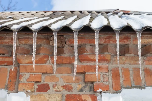 Icicles on roof of house — Stock Photo, Image
