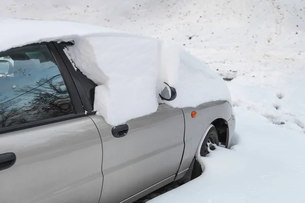 Auto's bedekt met sneeuw — Stockfoto