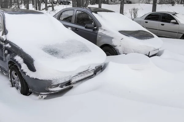 Bilar täcks av snö — Stockfoto