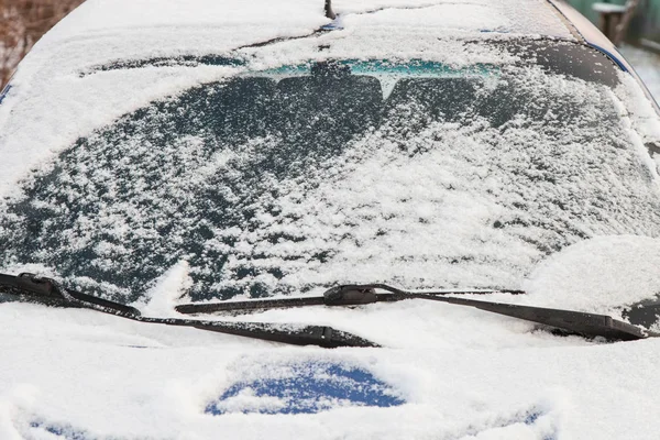 Bilvindruta täckt med snö — Stockfoto