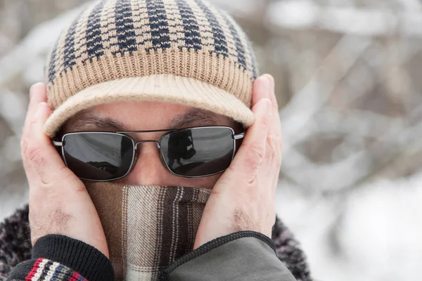 Man buiten in de winterdag — Stockfoto