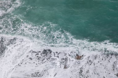 Dalgalar haddeleme ile deniz kıyısı