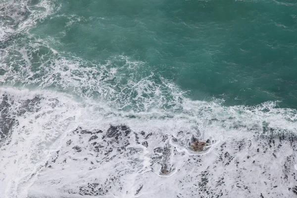 うねる波と海岸 — ストック写真