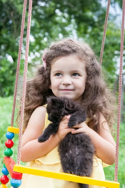 Baby girl gazdaság cica szabadban — Stock Fotó