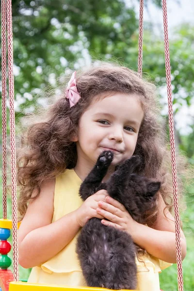 Mädchen hält Kätzchen im Freien — Stockfoto