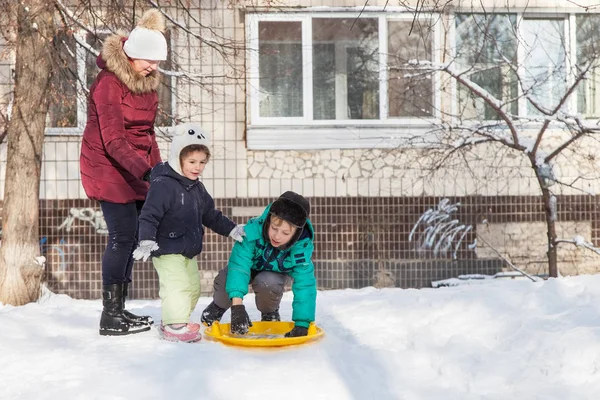 Famille se reposant à l'extérieur en hiver — Photo