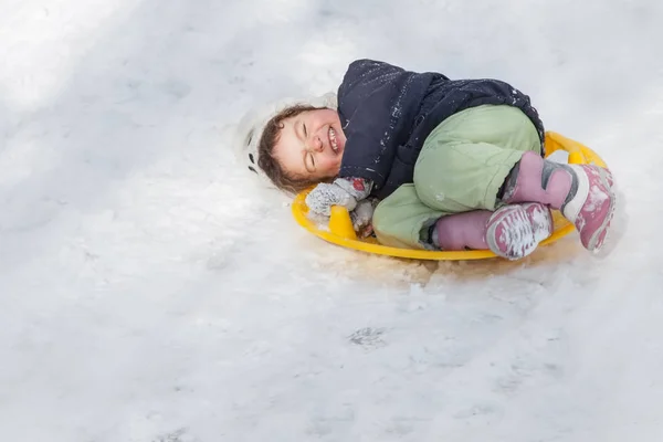 Meisje sleeën neer heuvels winter — Stockfoto