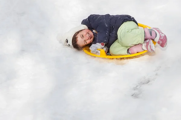 Meisje sleeën neer heuvels winter — Stockfoto