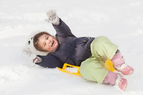 Meisje sleeën neer heuvels winter — Stockfoto