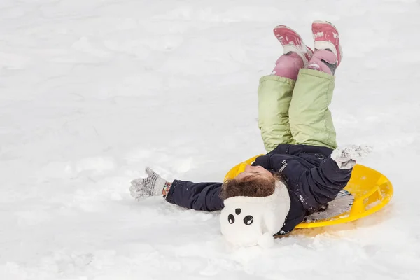 Κορίτσι έλκηθρο κάτω λόφους χειμώνα — Φωτογραφία Αρχείου