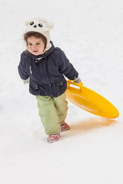 Meisje draagt sucer sleeën winter — Stockfoto