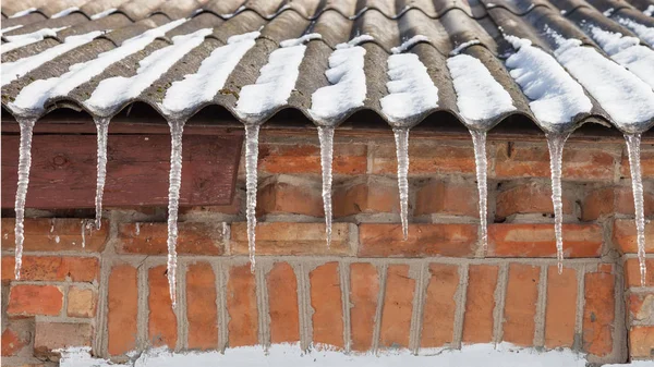 Icicles on roof of house — Stock Photo, Image