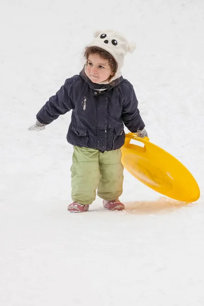 Lány hordozza sucer szánkót tél — Stock Fotó