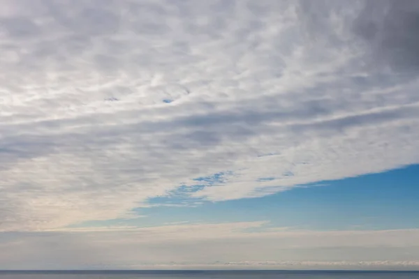 Cielo nublado sobre el mar — Foto de Stock