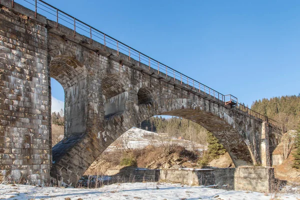 Vieux pont ferroviaire en pierre, hiver — Photo