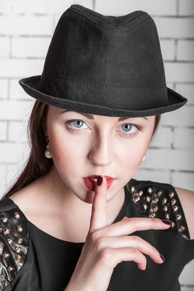 Young woman gestures silently, hush — Stock Photo, Image