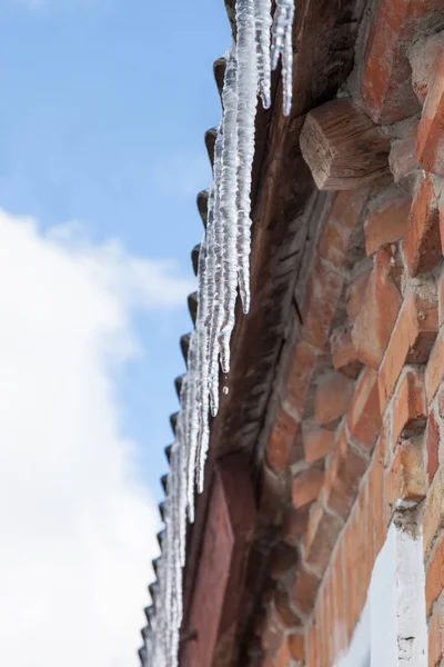 Icicles on roof of house — Stock Photo, Image