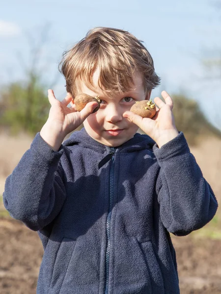 Portret van jongen met aardappelen — Stockfoto