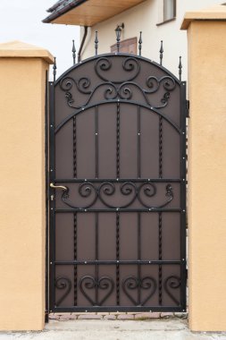 Kapalı yeni dövme metalik küçük kapı