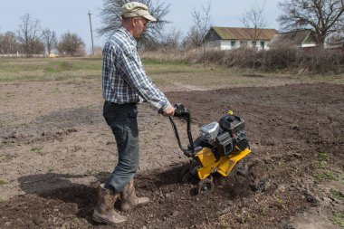 Adam toprak Kültivatör gevşetir