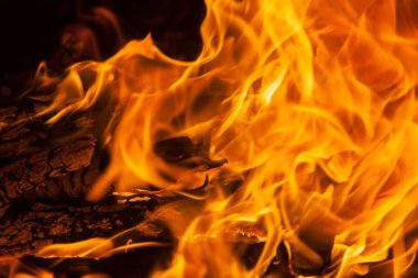 Demir çubuklar sıcak soba yanan