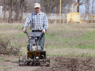Adam toprak Kültivatör gevşetir