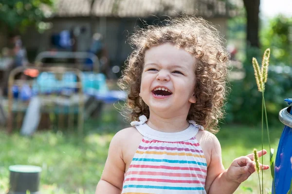 Portrait de bébé fille souriante à l'extérieur — Photo