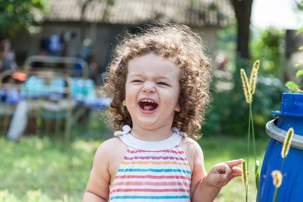 Portret uśmiechnięte dziecko dziewczyna na zewnątrz — Zdjęcie stockowe
