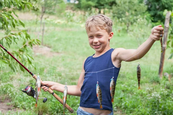 Jeune pêcheur avec tacle tueur de perche — Photo