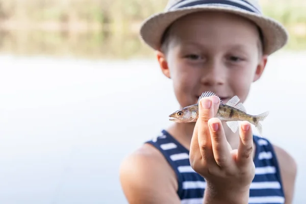 Garçon tenant une frite de poisson — Photo