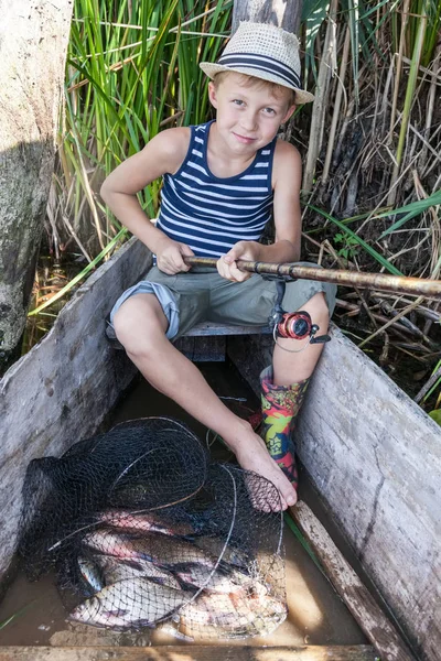 Joven pescador con una captura —  Fotos de Stock