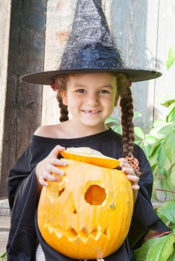 Cadılar Bayramı Balkabağı ile küçük cadı